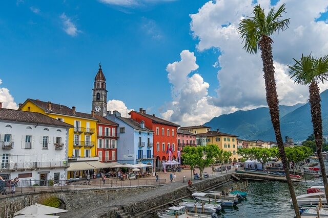 Ascona - Hier laden nicht nur die malerischen Häuser zum flanieren ein sondern auch das einzigartige mediterrane Flair zu einem unterhaltsamen Golfspiel.