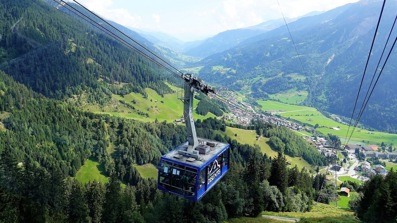 http://Seilbahn%20über%20einem%20Tal%20in%20der%20Surselva.%20Das%20einzigartige%20Bergklima%20macht%20jeden%20Golfurlaub%20zu%20einem%20Abenteuer.